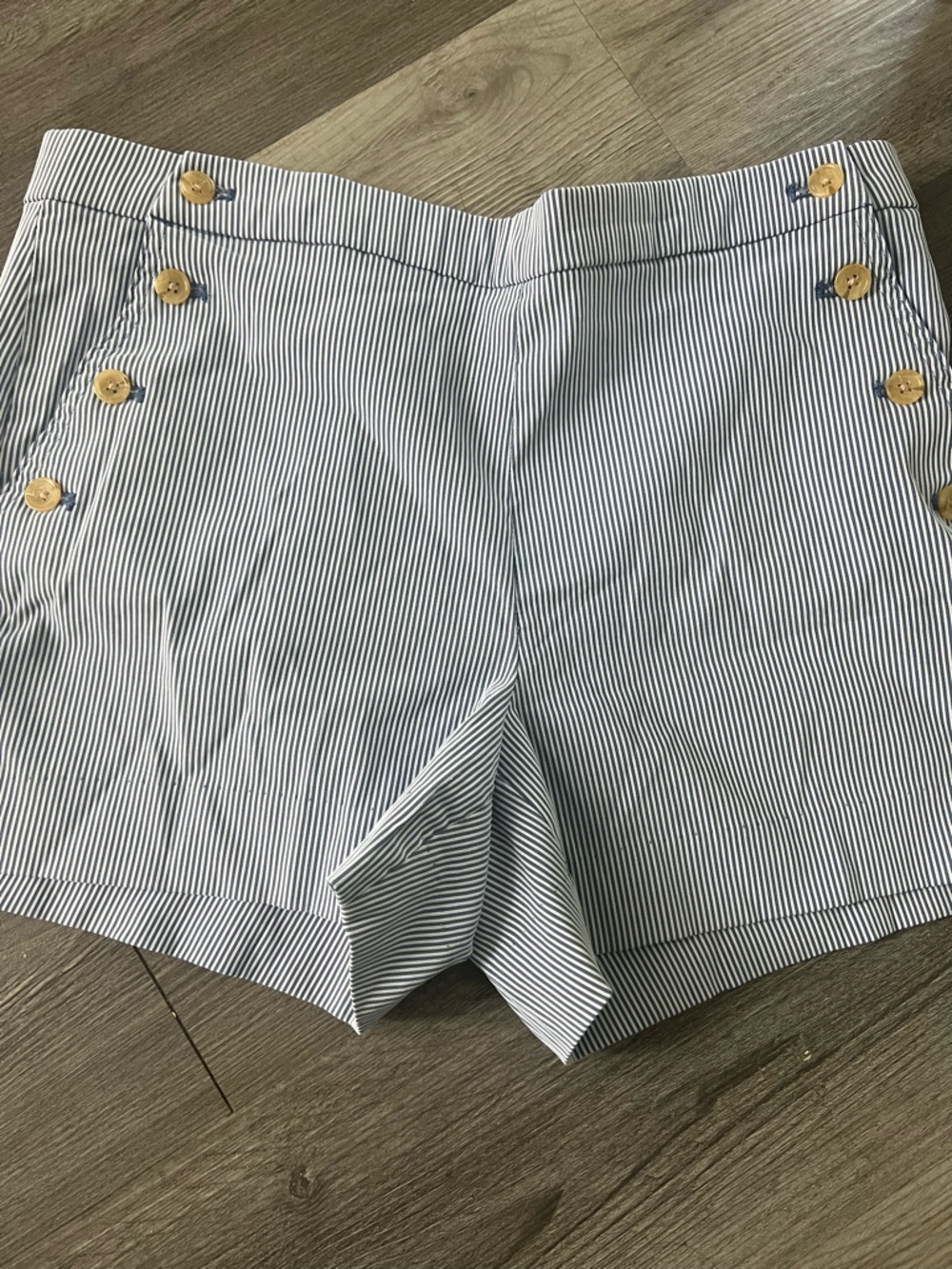 Banana Republic Blue and White Short excelent condition
